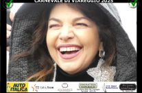 Cristina d'Avena e i suoi fans battono la pioggia in piazza Mazzini!