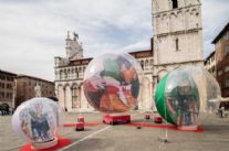 Giro d'Italia Lucca-Pisa: Lucca Comics & Games accoglie la “corsa rosa” con le opere di Karl Kopinski