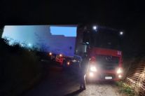 Tir incastrato blocca la strada per Gombitelli. Ignorato il divieto da parte del camionista