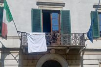 Il"sudario bianco" esposto al comune di Camaiore