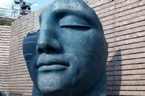 Tornano i grandi volti blu di Mitoraj sul palco del Festival Puccini