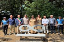 A Villa Bertelli arriva la panchina riciclata in acciaio
