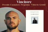 PLC 2025, Giuseppe Cavaleri vince il Camaiore Proposta ‘Vittorio Grotti’ con “I corpi santi”