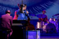 Elio e la sua band per raccontare in modo irriverente la nostra Italia musicale