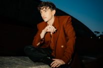 Michele Bravi sul palco della Versiliana con il suo live “Sotto Voce Tour”