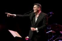 Tony Hadley sul palco del Festival La Versiliana: 45 anni di musica e leggenda
