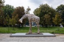 La Giraffa di Jacopo Allegrucci installata alla Triennale di Milano