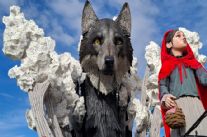 “In bocca al lupo” : Luca Bertozzi si ispira alla favola di Cappuccetto Rosso