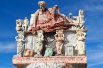 Priscilla Borri apre la seconda categoria: libertà e parità di genere in cartapesta