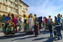 Terminati i 4 carri di Seconda, si prosegue con le mascherate e le carrette