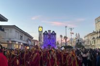 Mentre il sole tramonta, si attendono le luci sui carri. In piazza Mazzini arriva Vannucci