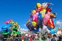 Il sole bacia il 4.o corso e in attesa dell'inizio si festeggia in piazza Mazzini