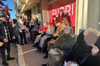 Al Carnevale di Viareggio l’età si ferma: il giorno speciale dei nonni tra carri e ricordi