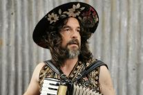 Luca Bassanese in concerto a Torre del Lago. Anticipa l'incontro un saluto di Marialina Marcucci