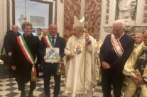 Lo stemma di Stazzema nella galleria del Santuario di Montenero