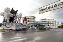 Il Carnevale di Viareggio saluta il Giro d'Italia con il carro vincitore dell'ultima edizione