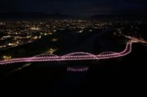 Il nuovo ponte sul Serchio si illumina di rosa