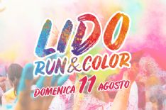 Una domenica di festa sulla spiaggia di Lido tra colori e musica