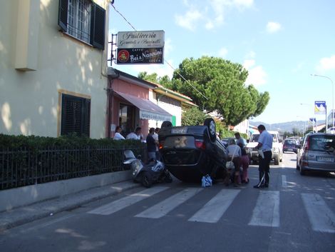 Auto si ribalta in via di Montramito. Tanta paura