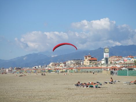 Paura domenica in passeggiata sul mare : 1 parapendio con motore vola bassissimo