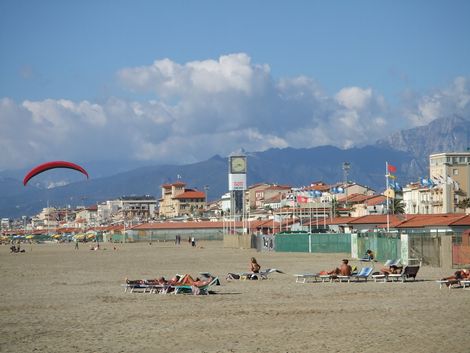 Paura domenica in passeggiata sul mare : 1 parapendio con motore vola bassissimo