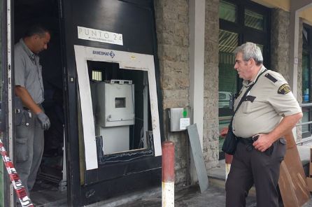Massarosa: esplosione nella notte al bancomat di una banca. Indagini dei carabinieri