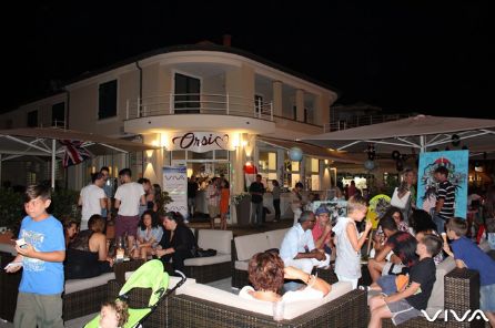 Bar Orsi, sabato 24 si tuffa negli anni di John Travolta. Domenica 25 esplora il Brasile