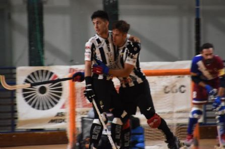 Bianconeri sotto 4-1 nel match di ritorno dei quarti al PalaTerzi. Poi ai supplementari finisce 4-4 (di Luca Lombardi tutte le reti viareggine)