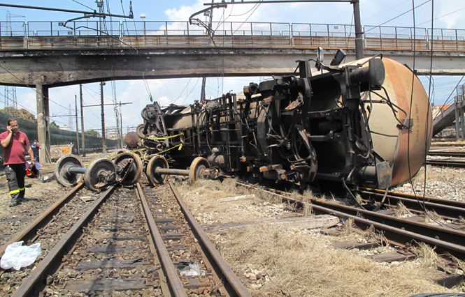 Inaugurazione della nuova altalena al Parco degli Angeli. Dono del commissario, una bandiera a ricordo perenne della strage ferroviaria.