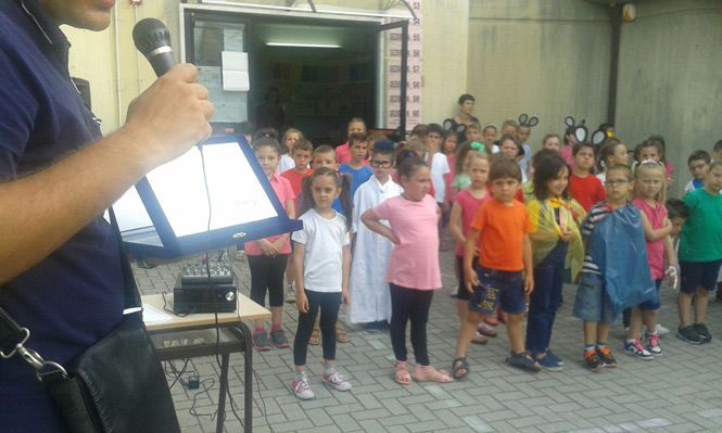 “Riciclando s'impara”: uno spettacolo per l'ambiente. Le classi prime della primaria Francesco Tomei hanno messo in scena ieri il proprio percorso su uso e riuso dei rifiuti
