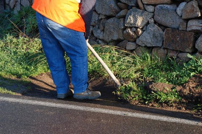 Seravezza, via l'erba dalle strade venerdì partono i lavori in piana e in montagna.