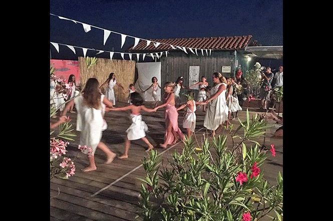 La spiaggia si trasforma in teatro all'aperto