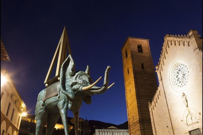 Pietrasanta: in chiusura la mostra di Dalì