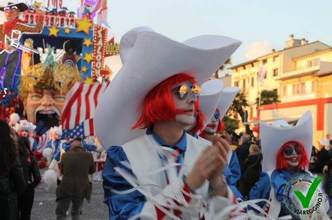 Al calar del sole prendono ... luce i carri