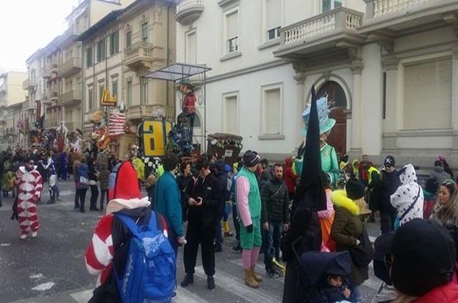 Il vento ferma le mascherate di gruppo e quelle isolate. Sfilano solo i carri