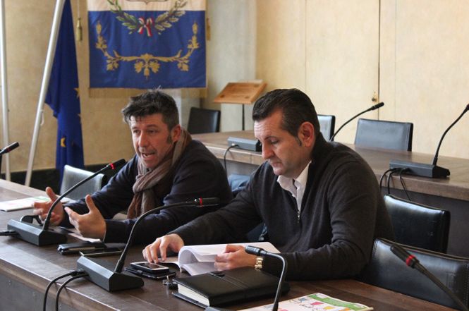 50 anni di musica italiana, nel talk show musicale scritto ed interpretato dal cantautore toscano Sergio Mascagni, sul palco del teatro Comunale di Pietrasanta, sabato 1 Aprile”.