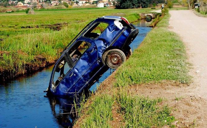 Auto abbandonata in bonifica. E’ stata rimossa l’auto abbandonata in un fosso