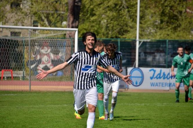 Il Viareggio vince e convince...e crede nella salvezza diretta. Il Real FQ espugna Massa 2-1 ma il finale del derby è da thriller