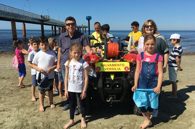 Sicurezza in mare: lezione di salvataggio per 200 bambini delle elementari