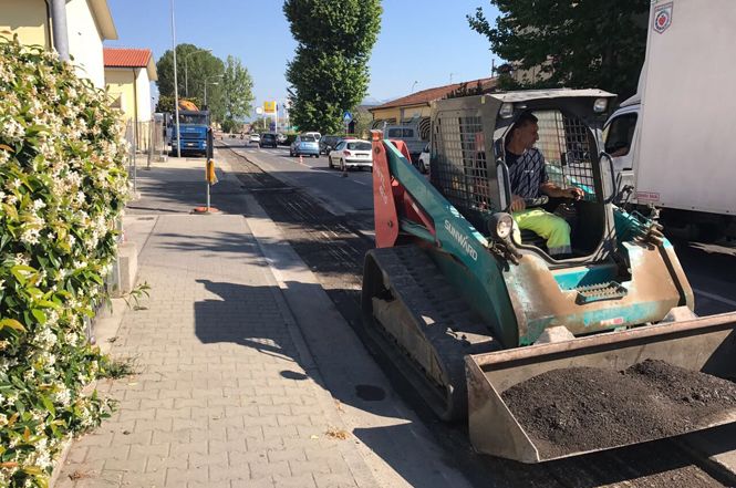 Lavori in corso a torre del lago: asfalto in via aurelia e taglio dell’erba lungo le strade