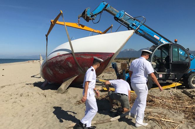 Rimossa dalla spiaggia della lecciona la barca francese spiaggiata