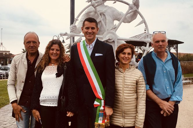 Arte: Inaugurata “Sailor”, all’ingresso del pontile di Tonfano la statua dell’americano Joe Donald Reyonolds