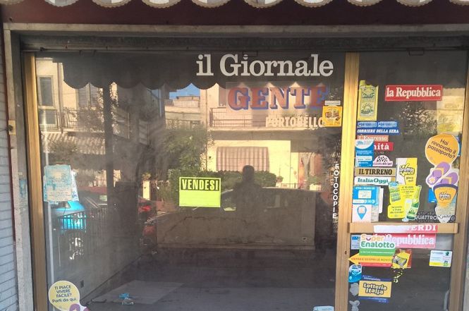 La storica vendita dei giorali all'ex tribunale chiusa da troppo tempo. Baldini: "un disagio per il quartiere"