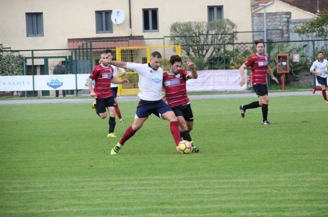 Viareggio strepitoso a Savona. Cade l'imbattibilità del Seravezza mentre il Real FQ continua a vincer di misura. E in Promozione è Zizzari show nel derby Camaiore-Pietrasanta