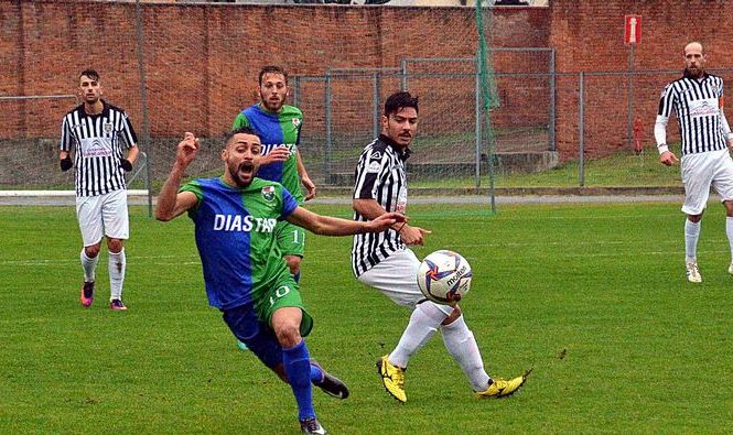 Il Viareggio fa suo il derby col Seravezza che si lamenta dell'arbitraggio. Settima vittoria di fila per il Real Forte Querceta