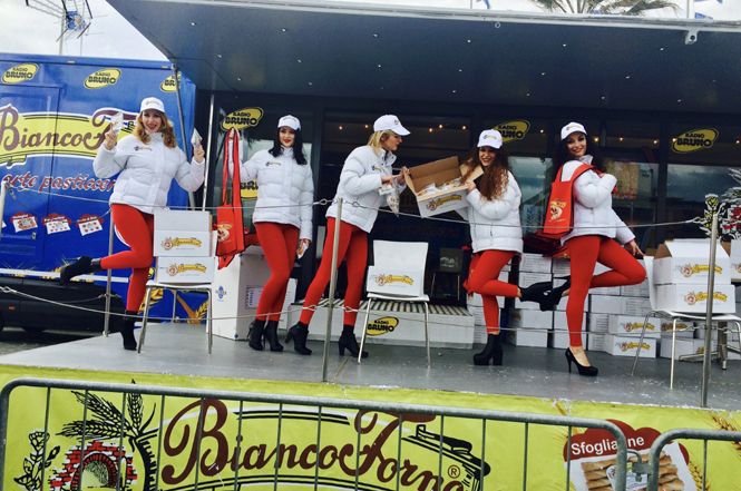 Al Carnevale di Viareggio tornano il truck hospitality ed il maxischermo di Biancoforno