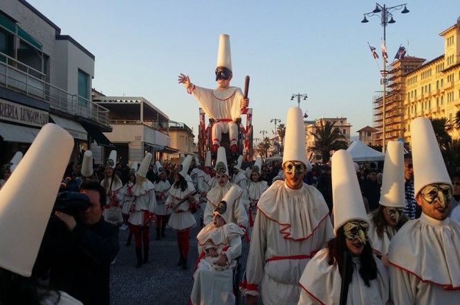 AISM celebra i suoi 50 anni insieme al Carnevale di Viareggio