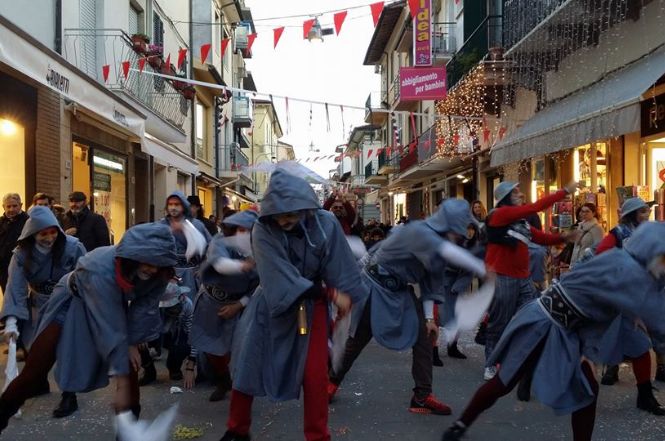 Miss italia al terzo corso illuminerà con la sua bellezza i grandi carri allegorici