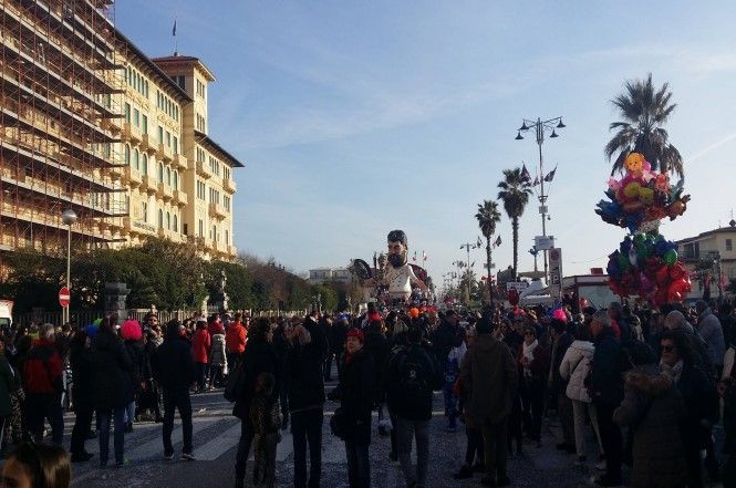 Passerella per le eccellenze viareggine in attesa dei tre colpi di cannone