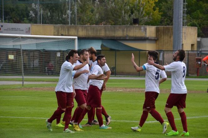 Vittorie 1-0 per Viareggio e Seravezza che raggiungono quota 40 punti. S'interrompe la striscia del Real FQ. Ma la squadra della domenica è il Camaiore
